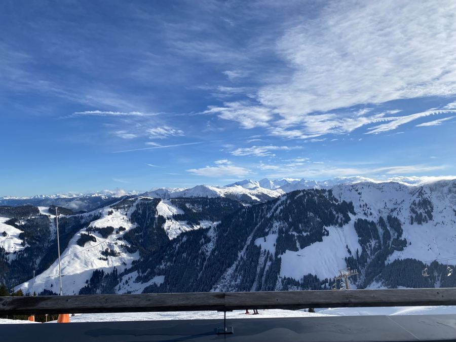 Panorama di cime innevate a Zell am See