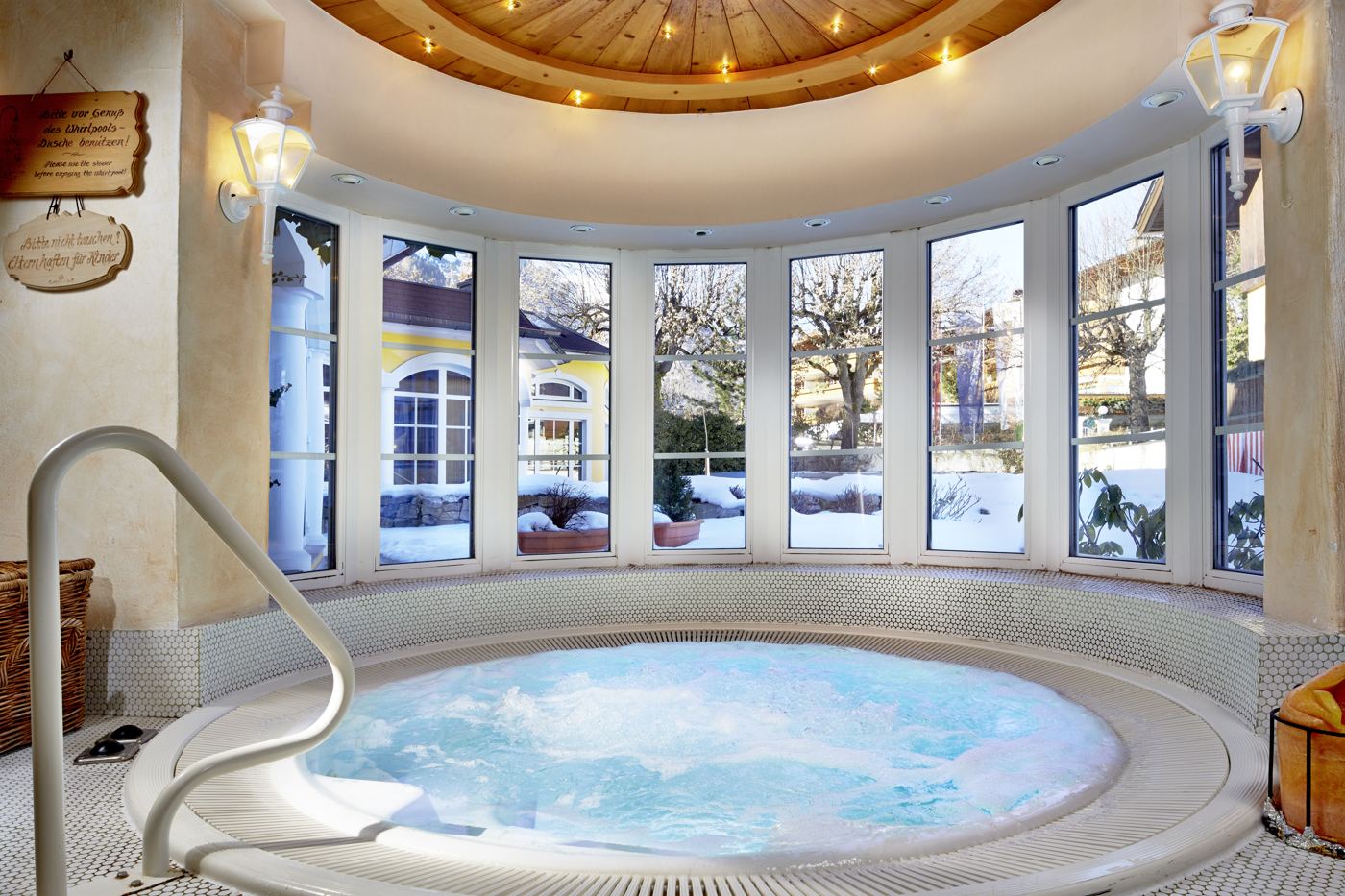 Idromassaggio dell'hotel con la neve fuori dalle finestre